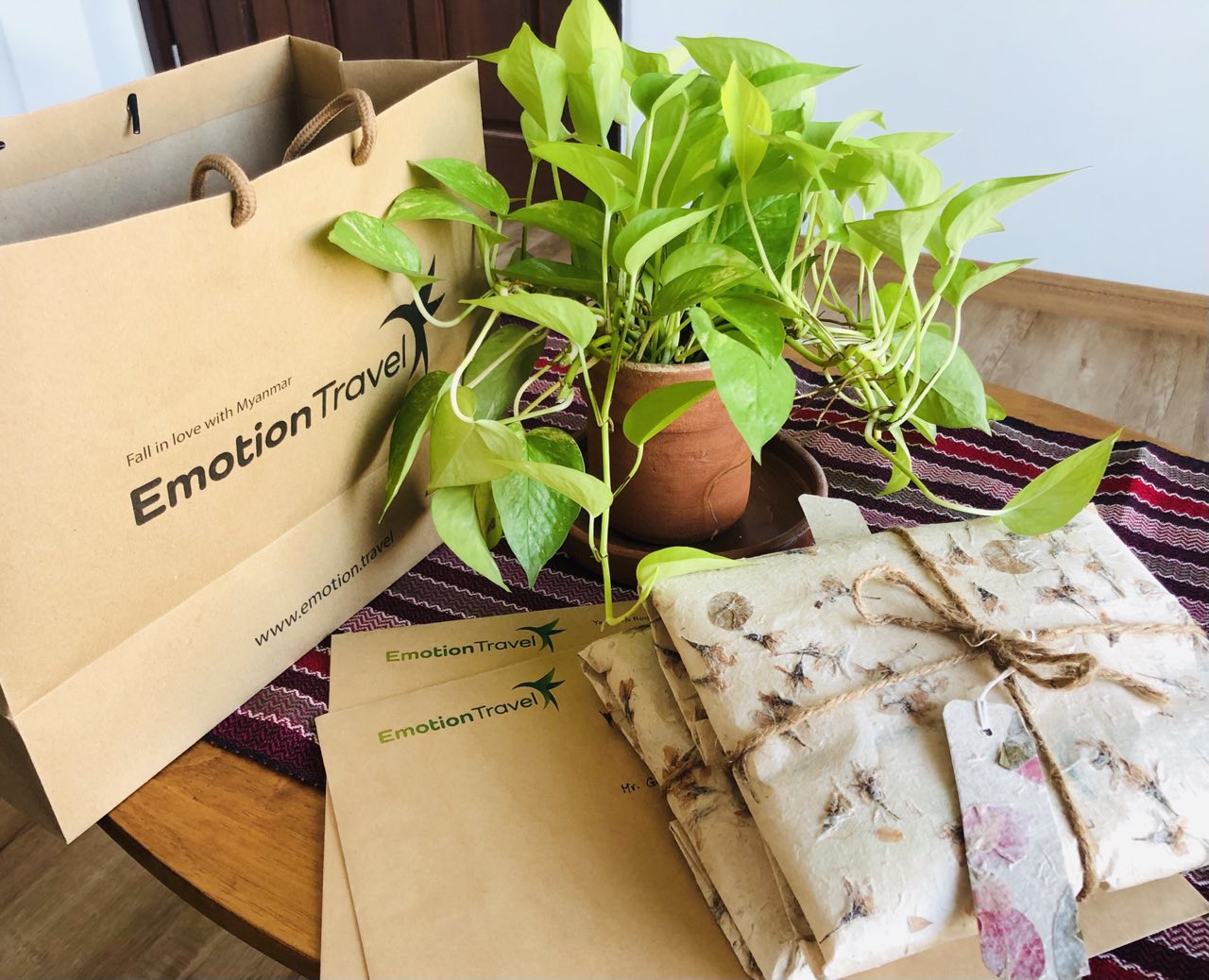 Packaging ecologico in carta Shan e busta EmotionTravel
